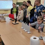 Uczniowie wykonują doświadczenie fizyczne