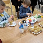Dzieci ozdabiają lukrem babeczki