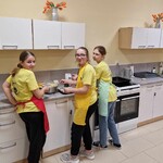 Uczennice z klasy szóstej B nalewają ciasto do foremek