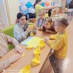 Dzieci składają statki z papieru techniką origami