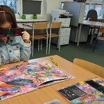 Dziewczynka ogląda rysunki przez okulary 3D