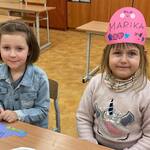 Dziewczynki wykonują prace plastyczne