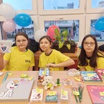 Uczennice zapraszają do udziału w loterii fantowej przygotowanej przez klasę 4A