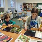Dzieci oglądają rysunki przez okulary 3D
