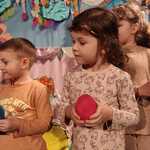 Dzieci stoją z pisankami na scenie