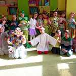 Dzieci z grupy Jeżyki w wiosennych przebraniach