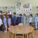 Dzieci w szeregu czekają na odbiór dyplomów