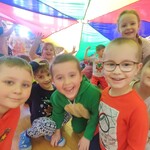 Dzieci z grupy Jeżyki pod chustą animacyjną