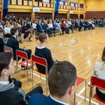 Uroczystość wręczenia dyplomów na sali gimnastycznej SP 49