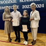Nagrodzeni uczniowie SP 15 z Panią Kurator i Panią Wicekurator
