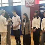 Pani Kurator wręcza dyplom uczniowi naszej szkoły