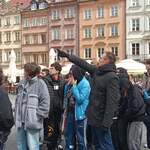 Uczniowie naszej szkoły z przewodnikiem na Starówce w Warszawie