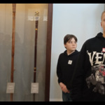 Uczniowie w Sejmie przed gablotą z Laskami Marszałka Sejmu RP