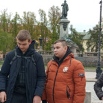 Uczniowie przed pomnikiem Adama Mickiewicza w Warszawie-copy-1714123700571