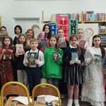 Uczestnicy konkursu z prezentowanymi przez siebie książkami