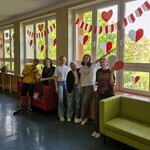 Uczniowie klasy siódmej podczas dekoracji korytarza