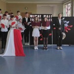Uczniowie klas 5a, 6a i 7a wraz z Pocztem Sztandarowym