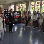 Wicedyrektor szkoły pani Jolanta Laskowska wita uczniów zebranych na apelu