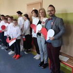 Nauczyciele i uczniowie klasy 5a podczas apelu