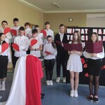 Uczennice klasy 6a prowadzące uroczystość w obecności przewodniczącego SU i chóru