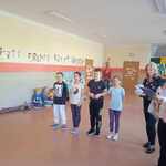 Pani bibliotekarka wyczytuje uczniów, biorących udział w Szkolnej Paradzie Postaci Literackich