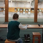 Uczeń podczas ćwiczeń na strzelnicy