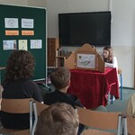 Teatrzyk kamishibai ogląda klasa Va