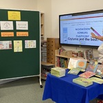 Pani bibliotekarka przedstawia informacje z konkursu