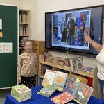 Zdjęcie przedstawiające odbiór nagrody przez Izę