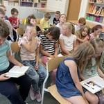 Klasa Ia czyta książki G. Kasdepke w czytelni