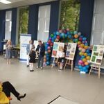 Pan Grzegorz Kasdepke wręcza nagrodę naszej uczennicy