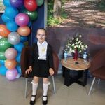uczennica siedzi przy stoliku