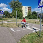 Uczeń klasy 4b w trakcie egzaminu na kartę rowerową