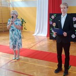 Pani Dyrektor  w towarzystwie Przewodniczącego Samorządu Uczniowskiego wita zebranych uczniów nauczycieli i rodzoców