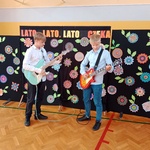Chłopcy z klasy 7A grają na gitarach