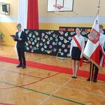Uczeń klasy siódmej przekazuje słowa pożegnania starszym kolegom