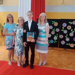 Wyróżniony uczeń z klasy 7A z dyrekcją i wychowawczynią