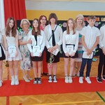 Wyróżnieni uczniowie klasy 6A z Panią Dyrektor, Panią Wicedyrektor  i wychowawczynią