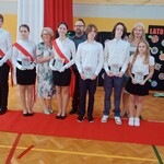 Wyróżnieni uczniowie z klasy 7B z Panią Dyrektor, Panią Wicedyrektor i wychowawcą
