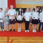 Wyróżnieni uczniowie z klasy 7B z Panią Dyrektor Panią Wicedyrektor i wychowawczynią