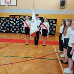 Uczniowie klas 4 - 5 podczas uroczystego zakończenia roku szkolnego