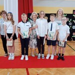 Wyróżnieni uczniowie z klasy 4B z Panią Dyrektor Panią Wicedyrektor i wychowawczynią