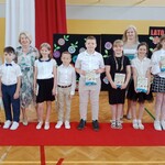 Wyróżnieni uczniowie z klasy 3A z Panią Dyrektor Panią Wicedyrektor i wychowawczynią