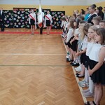 Uczniowie klas 1 - 3 podczas uroczystego zakończenia roku szkolnego