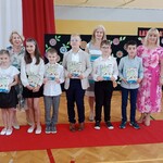 Wyróżnieni uczniowie z klasy 3B z Panią Dyrektor Panią Wicedyrektor i wychowawczynią