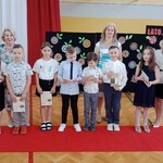 Wyróżnieni uczniowie z klasy 2B z Panią Dyrektor Panią Wicedyrektor i wychowawczynią