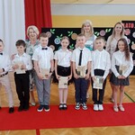 Wyróżnieni uczniowie z klasy 2A z Panią Dyrektor Panią Wicedyrektor i wychowawczynią