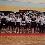 Uczniowie klas trzecich śpiewają piosenkę Wakacje