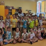 Zdjęcie grupowe dzieci z grupy Zajączki i Jeżyki z panią adwokat
