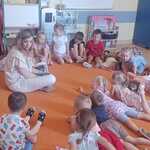 Dzieci z grupy Wiewiórki słuchają bajki na dywanie